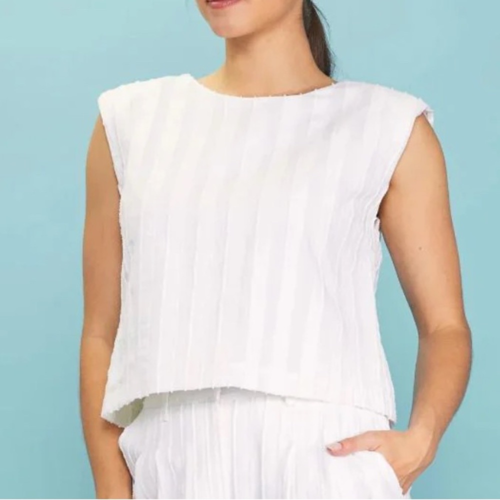 Skies Are Blue White Textured Shoulder Pad Tank, size XS